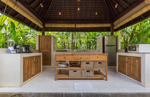 Batubelig Villa | Tropical 3 bedrooms villa, 650m from beach, 1200m2 garden