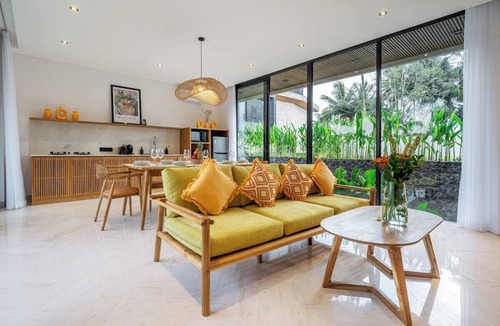Melayang Villa | Tropical 3BR Oasis in Ubud w Private Pool & Patio