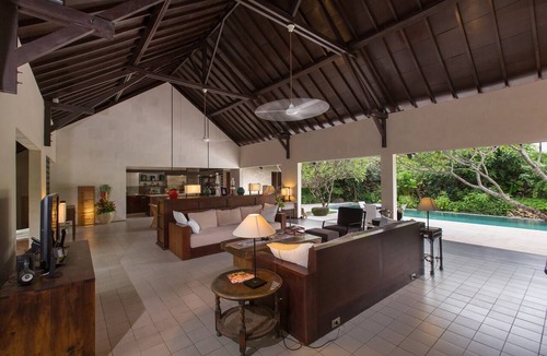 Petitenget Villa | Tropical Ambience 3BR Villa In Seminyak! 8Min Walk To Eat Street! W/Swim Pool!