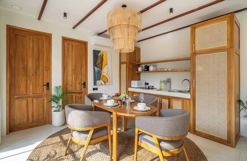 Penestanan House | Ubud's Tropical 2BR Gem w Outdoor Tub, Pool, Patio
