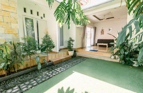 Sampalan House | Umah Putih