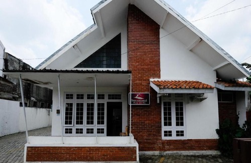 Purwokerto House | Urbanview Cozy Inn 19 near Rita Super Mall Purwokerto