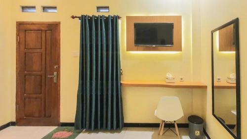 Pare Hotel | Urbanview Hotel Sakura Kampung Inggris Pare by RedDoorz