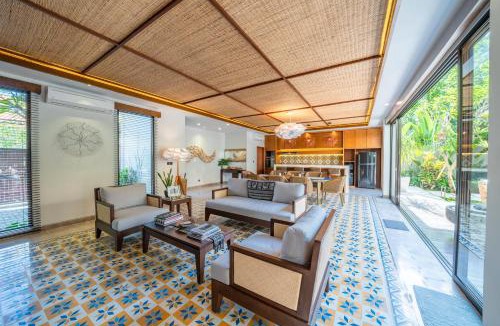 Batu Bolong Villa | Villa Aiimara - Modern 5-bedroom Villa AMAZING LOCATION
