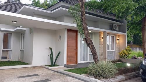 Depok Villa | Villa Bougenville Inn
