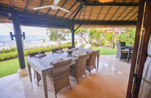 Dencarik Villa | Villa Bundar: fabulous beachfront villa with pool and with staff!