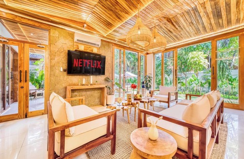 Petitenget Villa | Villa Chicago, Spacious 7 BDR, lively area