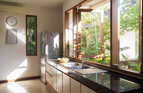 Bunutan Villa | Villa Indah Sekali - private oceanfront property with tropical garden