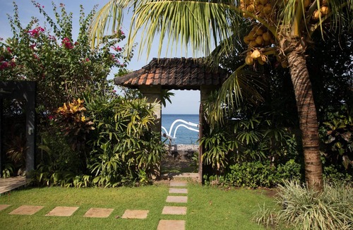 Bunutan Villa | Villa Indah Sekali - private oceanfront property with tropical garden