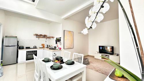 Parongpong House | Villa LA Mansion Lembang - 2BR for 2-6 Guest stay