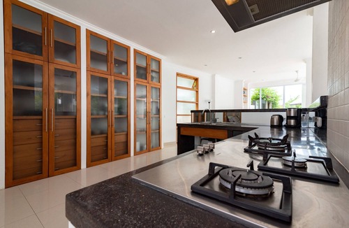 Dencarik Villa | Villa Lovina-beach 2, luxury 5 * villa, staff, beachfront, pool, free boattrip