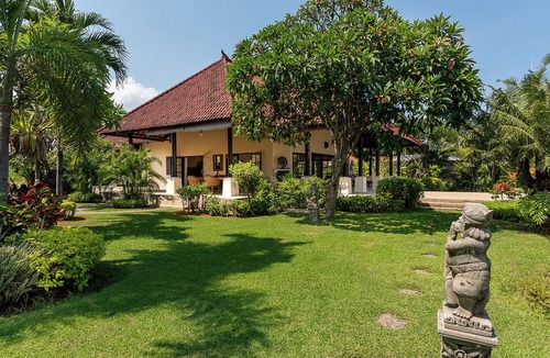 Dencarik House | Villa Namasté - Beachfront @ Lovina Beach, 10P, Private Pool, BBQ