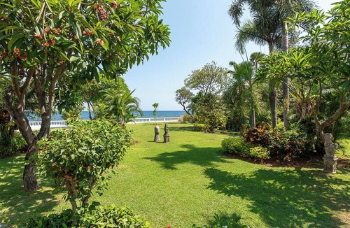 Dencarik House | Villa Namasté - Beachfront @ Lovina Beach, 10P, Private Pool, BBQ