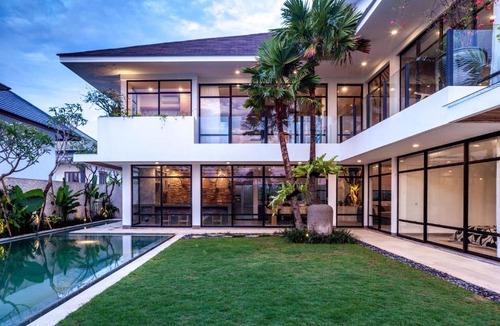 Batu Bolong Villa | Villa Nonnavana - 12-minute walk to Batu Bolong Beach