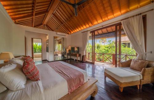 Batubelig House | Villa Rubina - Luxury Pool Villa in Batu Belig Next to the Beach!