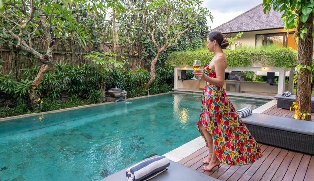 10% Off! 12bed Villa with Entertainment Rooms, 2mins beach, Finns, Atlas in Kabupaten Badung