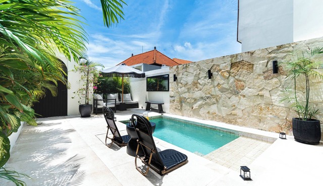 1BR Private Pool Villa in Batu Bolong Walk to Cafés in Badung