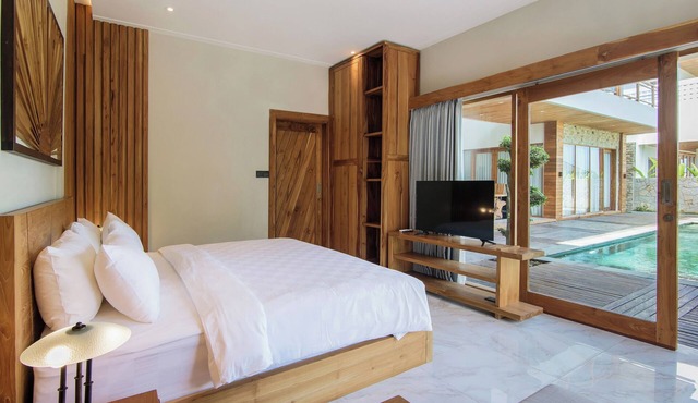 2 minute walk to beach - 3 BR Beachfront Villa in Tabanan