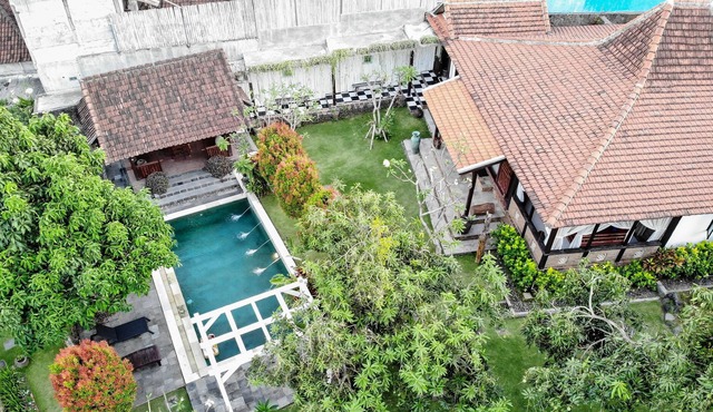 4 Bedroom Joglo Home, Large Garden, Swimming Pool, Housekeeping staff in Dalung
