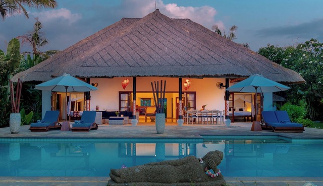 5 * Lovina Beachfront pool villa Free Dolphin Tour in Dencarik
