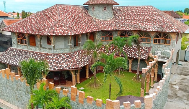 5 min to the beach-9 bedrooms Castle Royal Family Mansion in denpasar