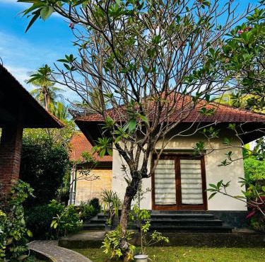 5 mins to the Beach with Tropical Garden in Julah
