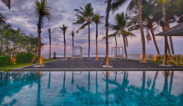 5BR Beachfront Villa In Sabah Beach - 6Min Drive To Bali Safari And Marine Park! in Blahbatuh