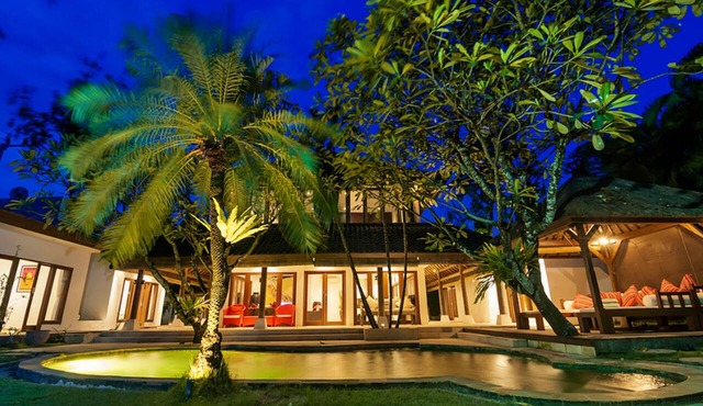 7-bedroom private estate in Seminyak, perfect for large groups and families. Accomodate up to 18 guests. Jasmina Estate includes daily breakfast, a private chef, airport transfers, complimentary massages, housekeeping, and a dedicated driver. in Seminyak