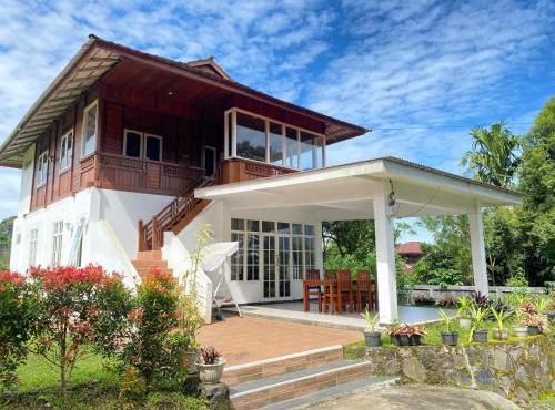 A Spacious Tropical 4 Bedrooms with Bathrooms Villa Marion Tomohon with the view of Gunung Lokon in Tomohon
