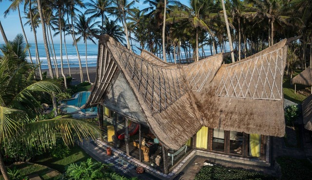 Absolute Beachfront Villa Laut in Tibubiu