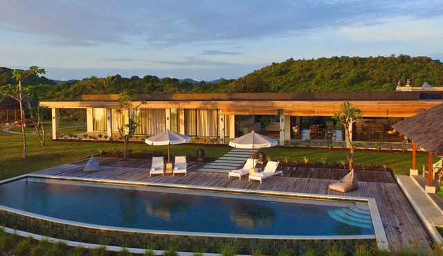 ABSOLUTE PRIVACY 4 Bdrm LUXURY Villa w own beach, 18m pool 360 degree ocean view in Lombok Barat