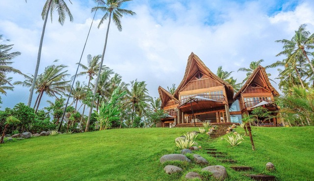 Absolute stunning beachfront villa to escape, relax & rejuvenate! in Tabanan
