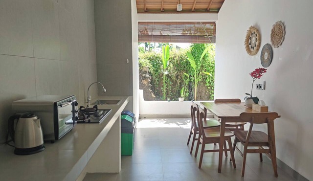 Airlangga Villa Ubud: Stylish Tropical Retreat with Private Pool & Comfort in gianyar