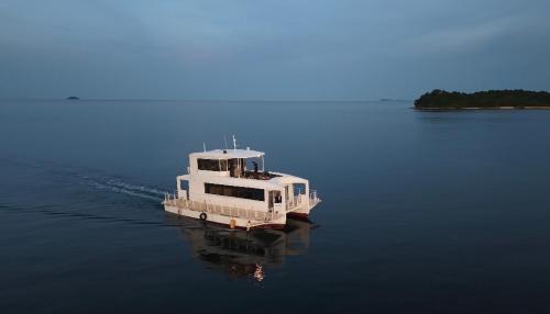 Amore Yacht Ranoh Island Batam in Pulau Sembakau Kecil