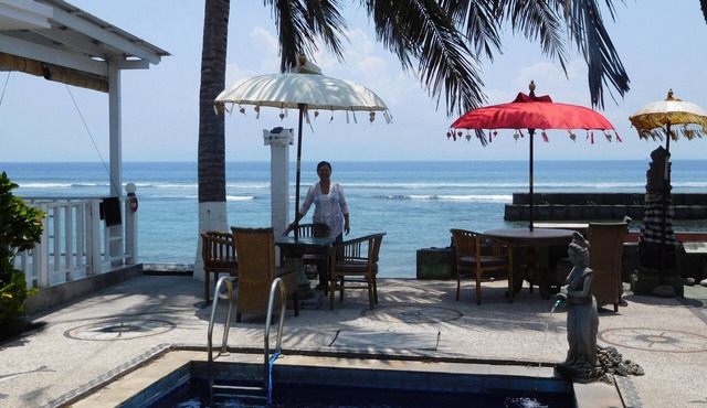 Apartment with beautiful garden 20 meters from beach with shared pool in bali