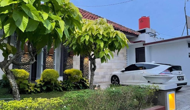 BALI Luxury Guest House Purwokerto in Kembaran