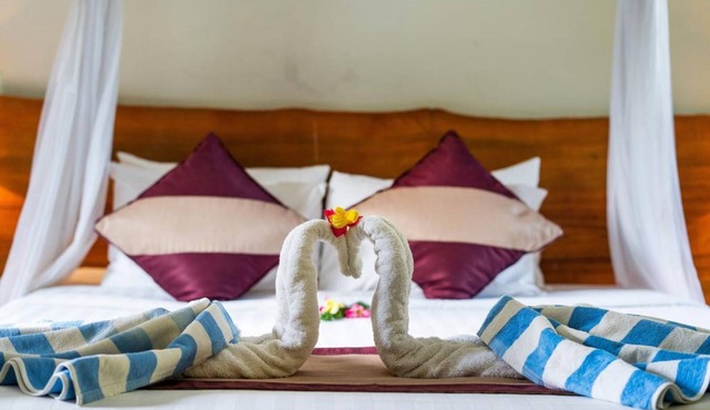 Balinese Style House with Public Swimming Pool, Close to Mushroom Beach (DLX) in Nusa Lembongan