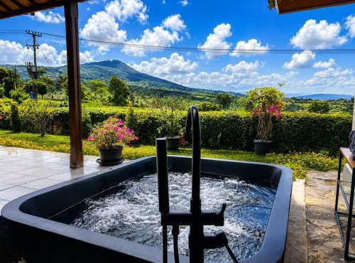 Balinese villa with stunning views in Bedugul, near Lake Beratan and Golf course in Baturiti