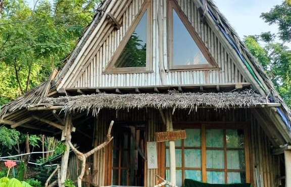 Bamboo Hut Alpha Hotel in Maluk