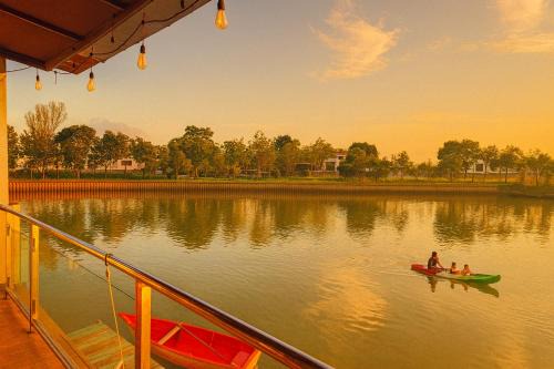 BBQ,Canoe,KTV, Up to 15 Pax, Entire Villa in Batam Center