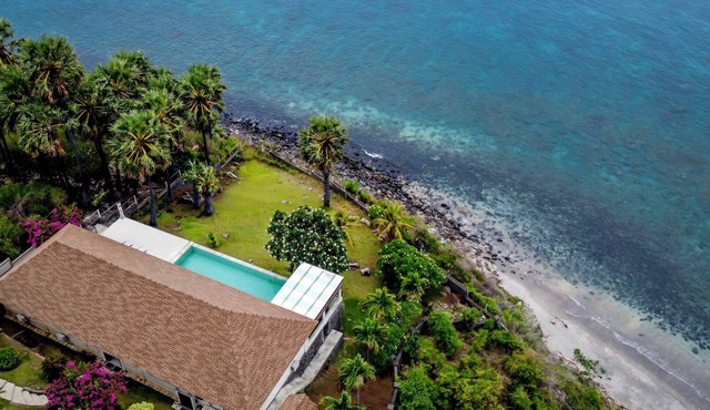 Beach Front 3BR Hideaway Villa w/Infinity Pool in Amed