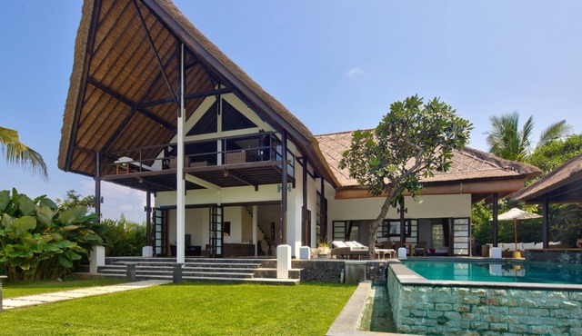 Beachfront 3 Bedroom villa, Lokapaksa in Singaraja