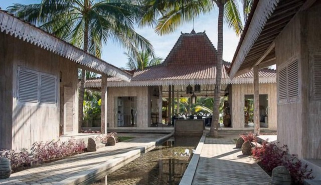 Beachfront 3 Bedroom Villa, Private Pool in Sire
