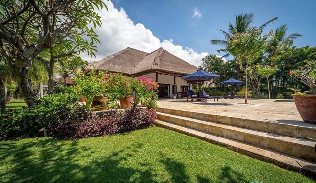 Beachfront Villa - Makes you Feel at Home on Bali! in Dencarit