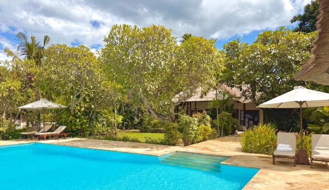 Beachfront Villa Mawar with Private Pool and Sunset View in Pengastulan