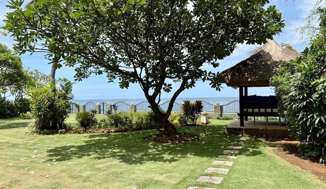Beachfront Villa Nirwana with Private Jacuzzi in Pengastulan