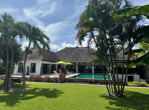 Beautiful Beach Villa Nujum with staff. in Tegallengah