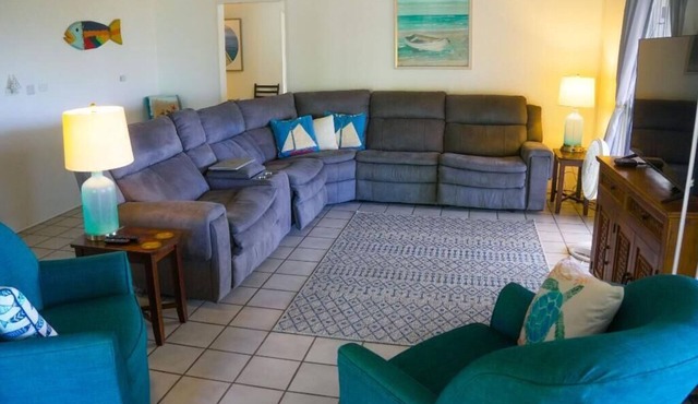Beautiful Private Villa w/ Pool. Oualie Lane S. Walkway to beach!