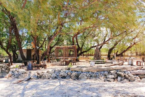 Cemara Beachfront Suite in Mondu