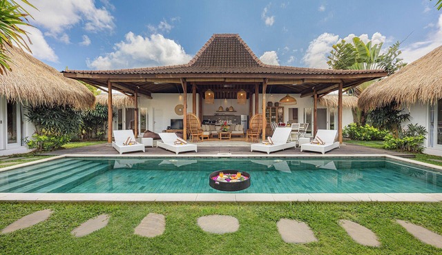 Central Oberoi, Seminyak - Newly Refurbished Villa A in Seminyak